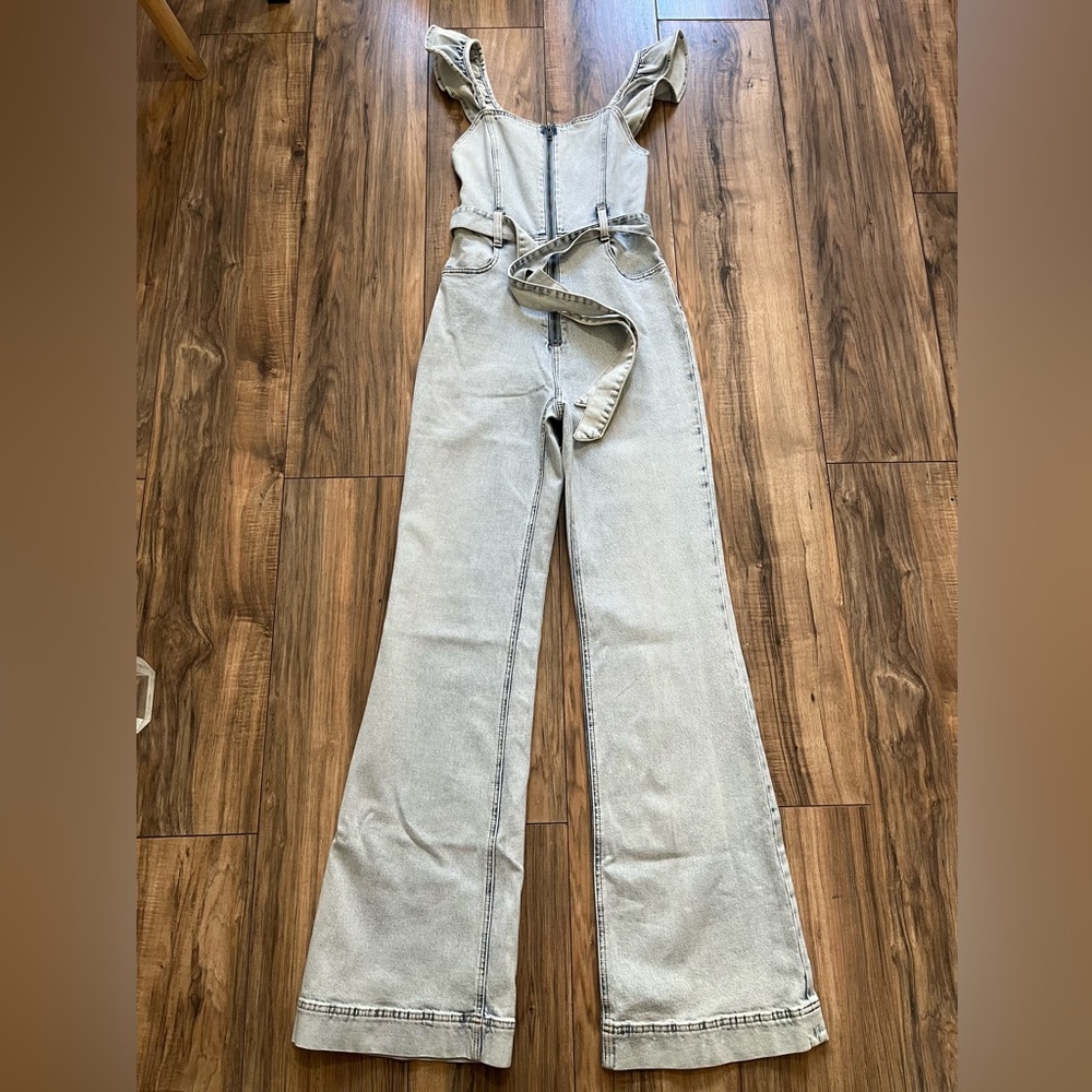 ALICE + OLIVIA Jeans Sleeveless Belted Denim Jumpsuit in Fools Paradise 26 - Picture 2 of 14
